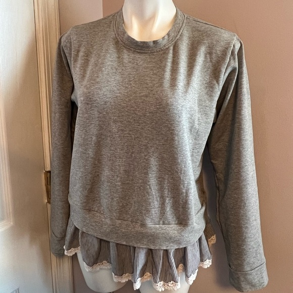 Alya gray sweatshirt with feminine trim - Picture 1 of 3
